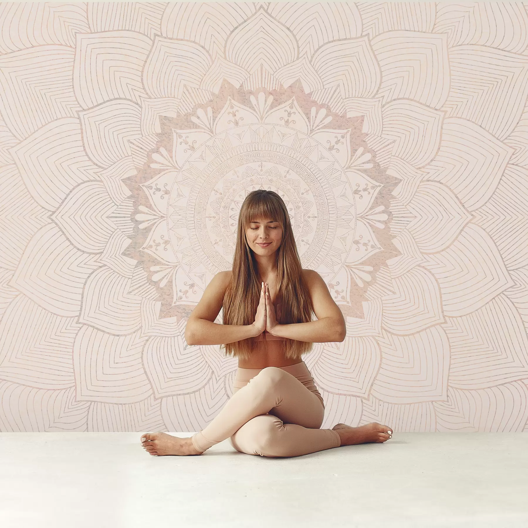 fototapeter Rund mandala, tapet for yoga-rom eller for å harmonisere det personlige rommet. Veggmandala i varme pastellfarger på en strukturert, uregelmessig bakgrunn w01088
