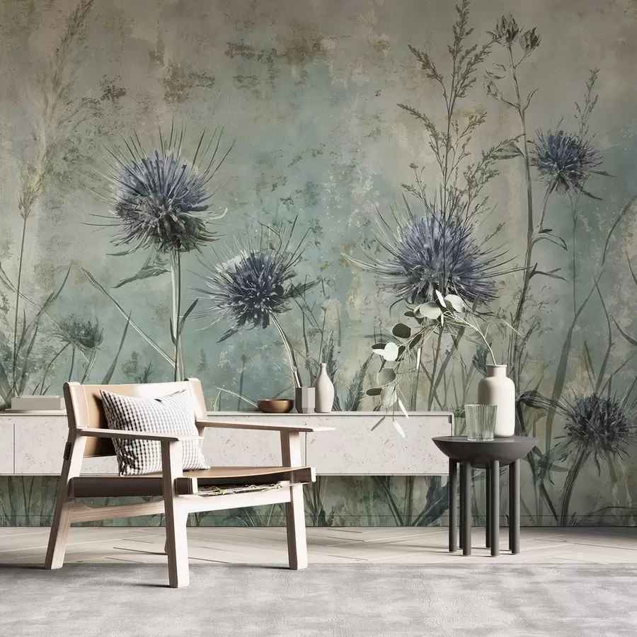 fototapeter Et felt med lilla tistelblomster med uskarpe blomster og løvverk i en vintage-teksturert bakgrunn w08463