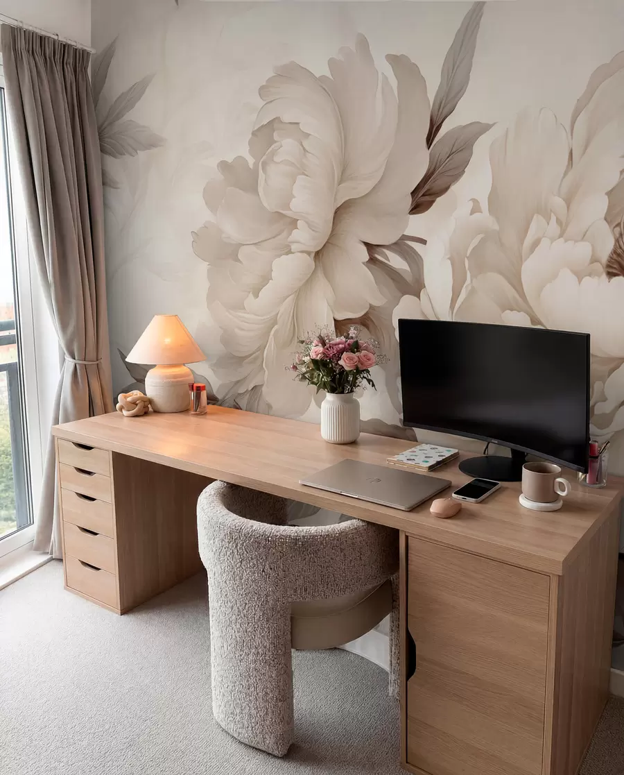 fototapeter Delikate pioner i krembeige toner, med raffinerte detaljer av kronblader og blader, som skaper en varm og sofistikert atmosfære w02856v1