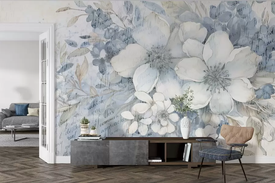 fototapeter En myk veggimitasjon med teksturerte hvite og blå blomster, mot en blek bakgrunn med svak håndskrevet tekst w08771