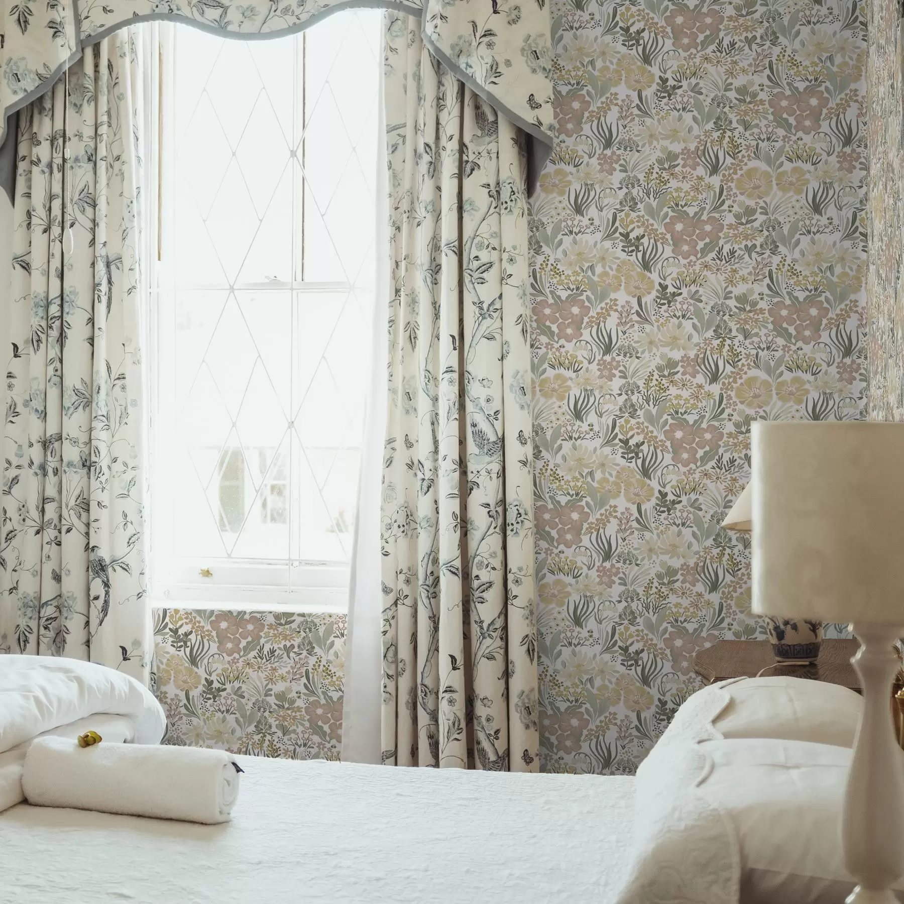 fototapeter Akvarellblomster på kremfarget bakgrunn a00154