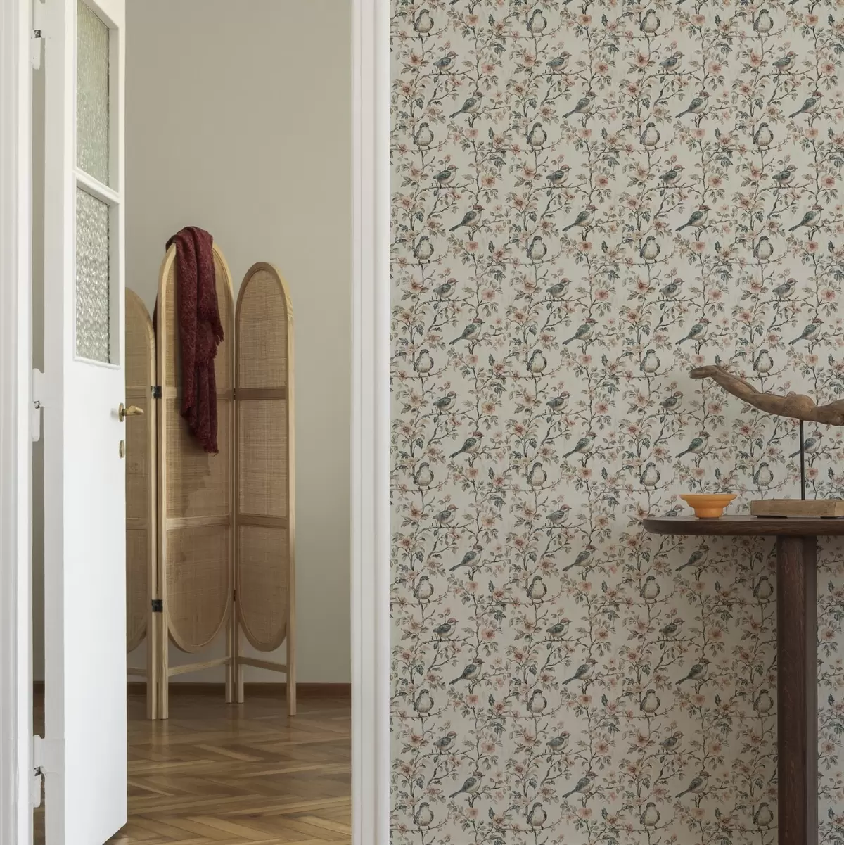 Bakgrunn Fugler på grener med blomster i retro akvarellstil a00197