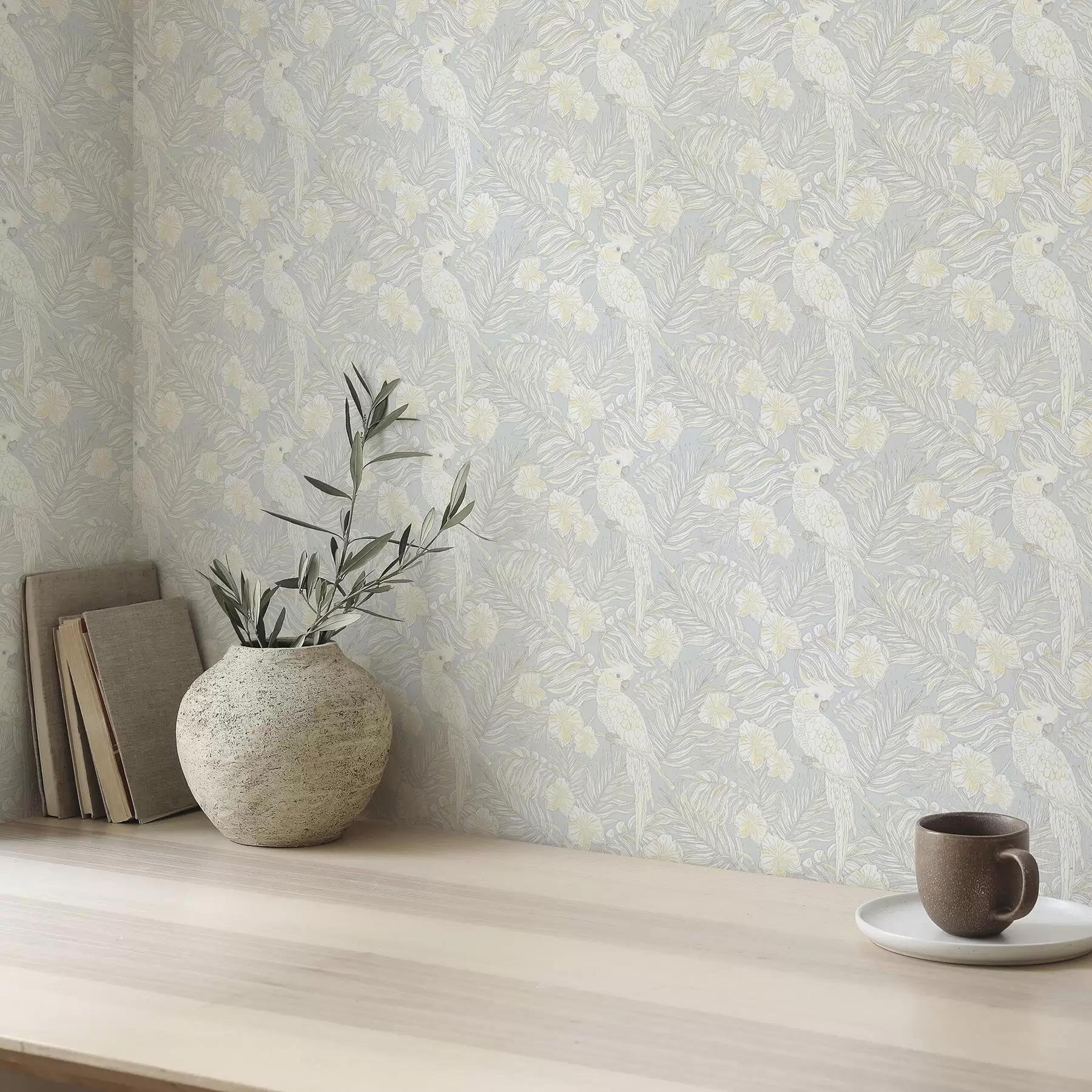 fototapeter Lett tropisk trykk med kakaduer og blomster på blå bakgrunn a00203