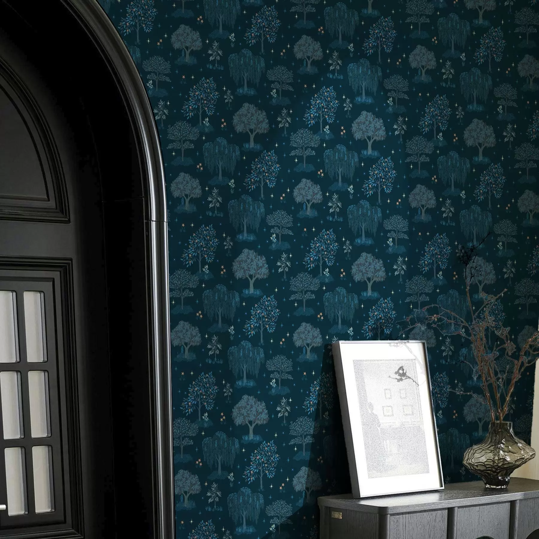 fototapeter Eventyrlig nattskog med stjerner og dekorative trær a00248