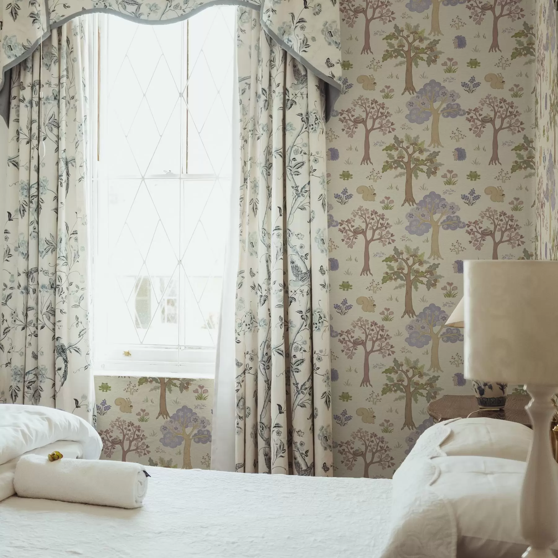 fototapeter Eventyrskog med dyr i barnestil a00264