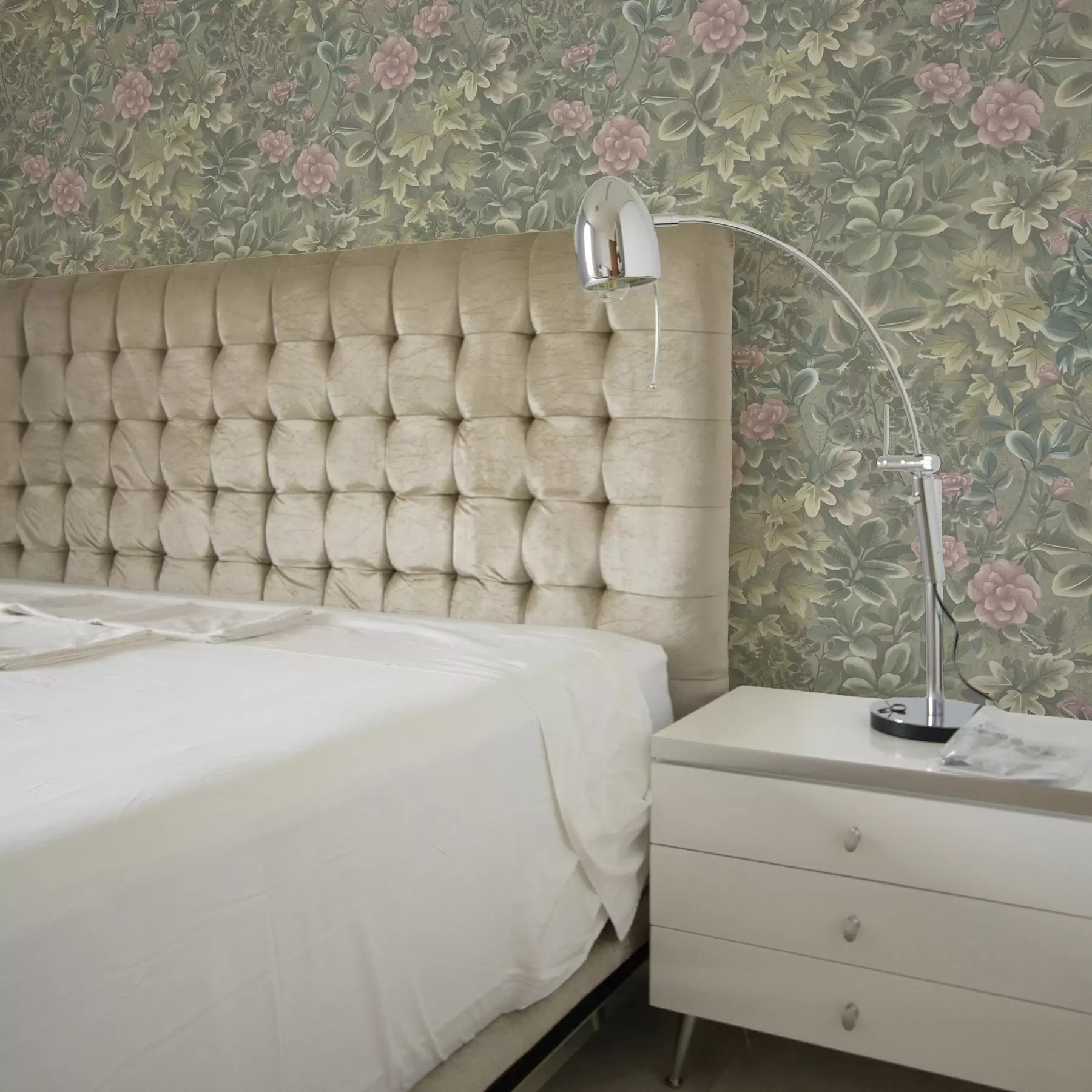 fototapeter Rosa blomster og blader på pastellgrønn bakgrunn a00306