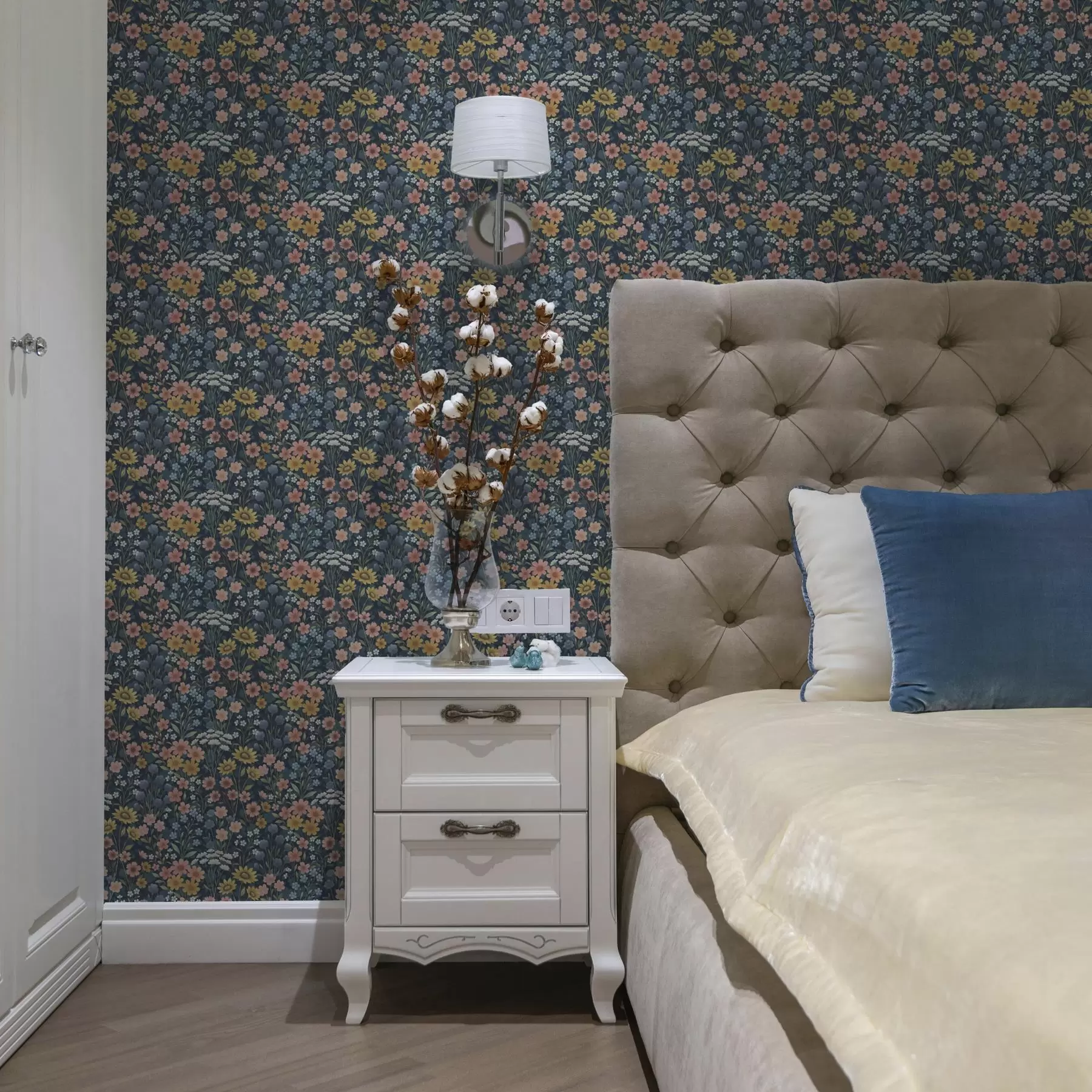 fototapeter Fargerike akvarellblomster på marineblå bunn a00381