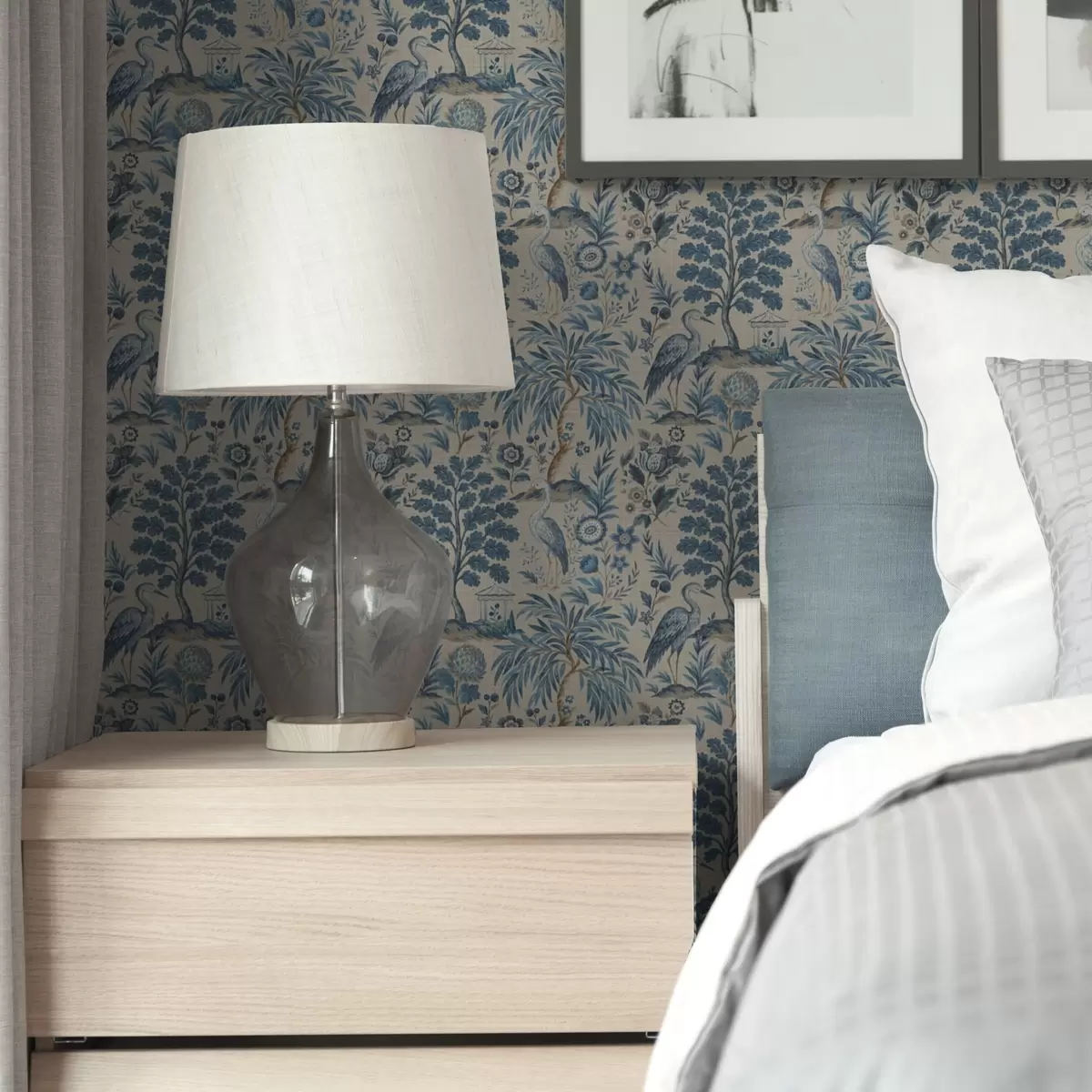 Bakgrunn Toile de Jouy-stil med blå fugler og tropiske trær a00382