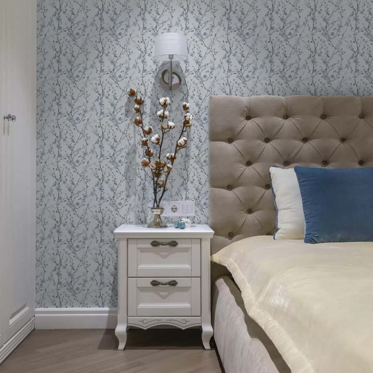 Bakgrunn Blå kirsebærblomster på hvit bakgrunn med myk kontrast a00399