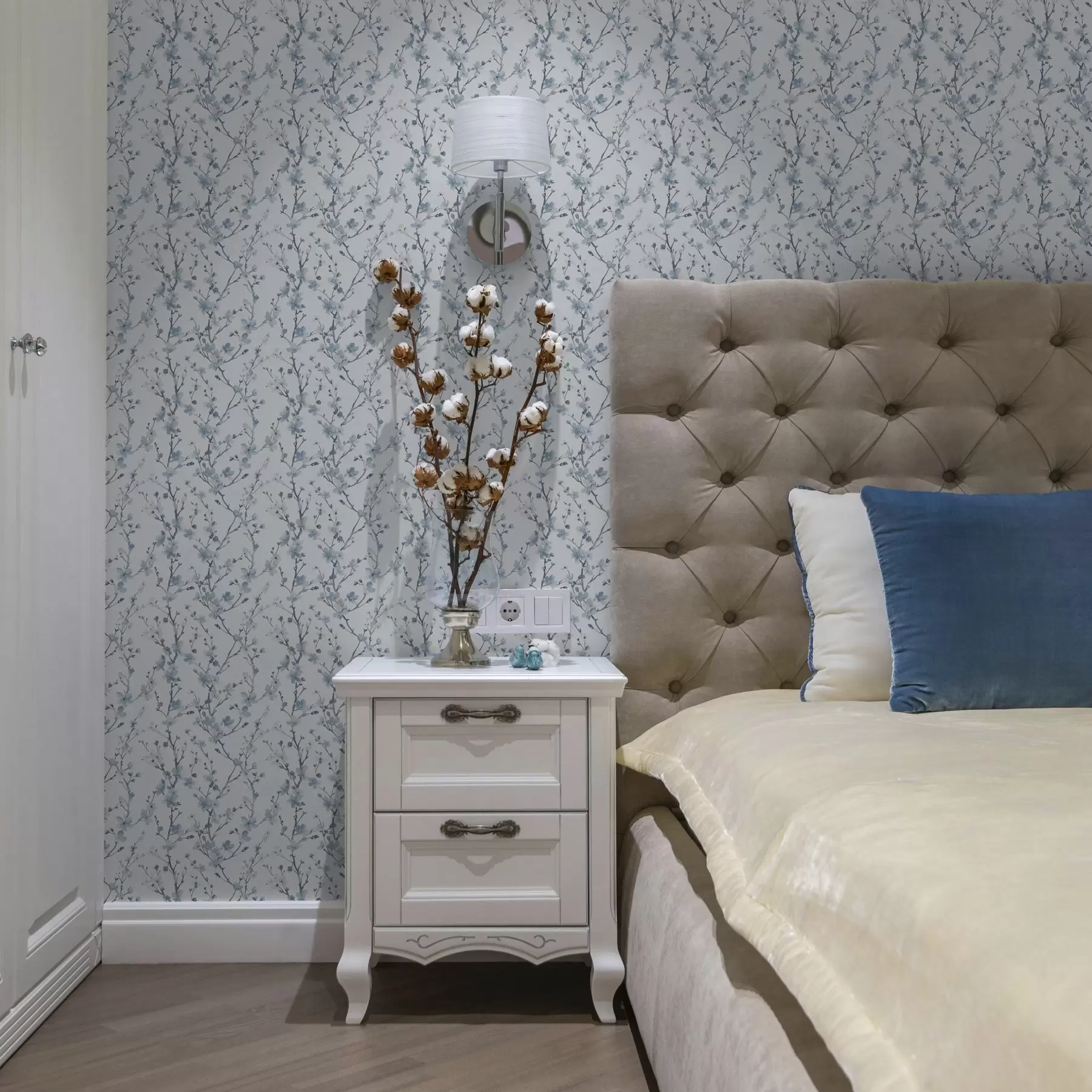 fototapeter Blå kirsebærblomster på hvit bakgrunn med myk kontrast a00399