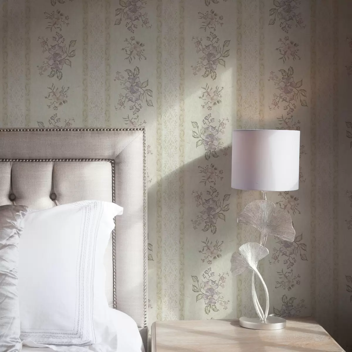 Bakgrunn Vintageblomster på stripete bakgrunn med ornament a00440