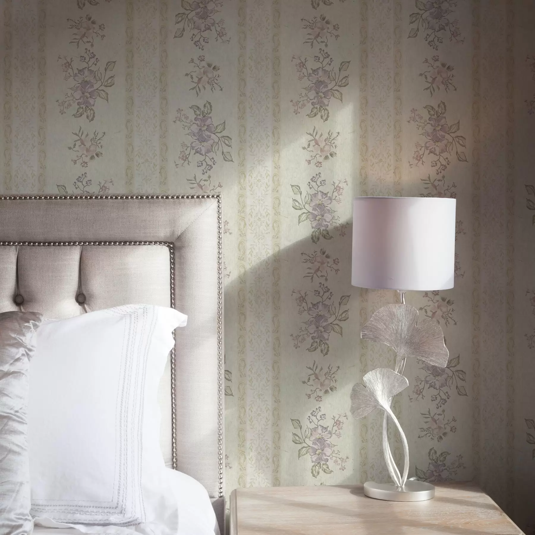 fototapeter Vintageblomster på stripete bakgrunn med ornament a00440