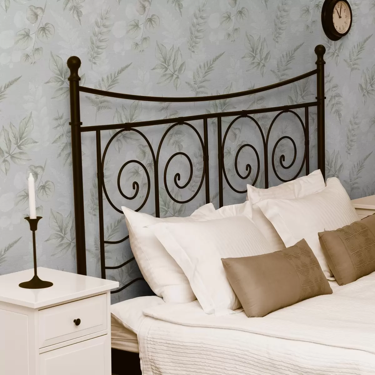 Bakgrunn Lette akvarellblader med spruteffekt på grå bakgrunn a00446