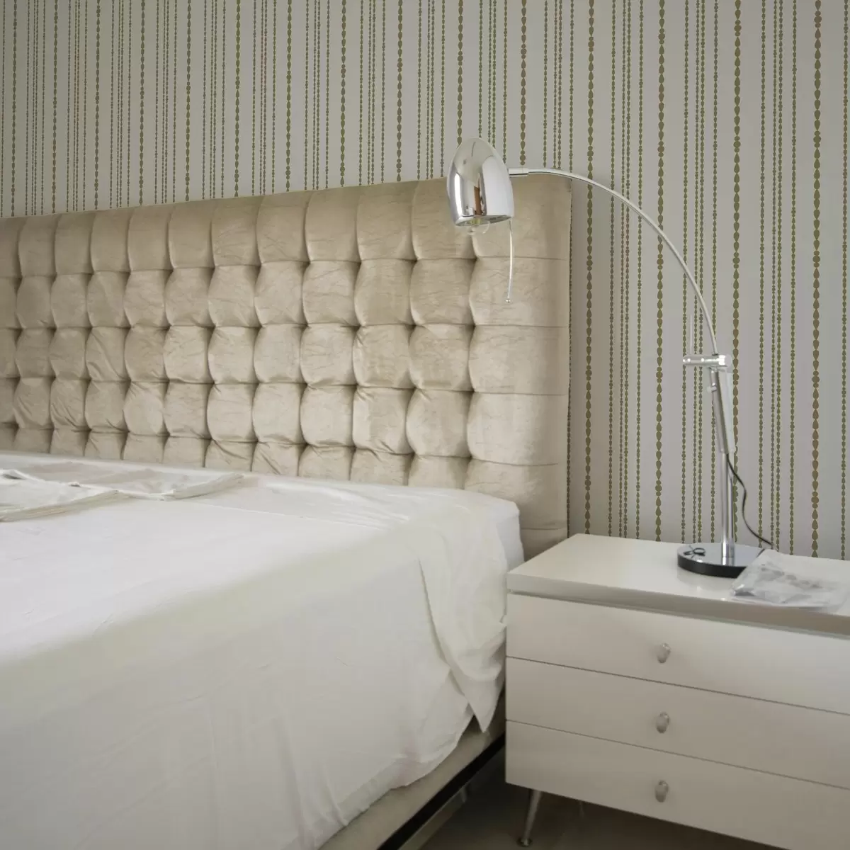 Bakgrunn Minimalistisk mønster i form av gule dråper i en vertikal stripe a00448