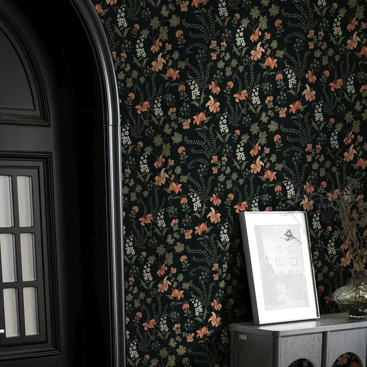 Bakgrunn Oransje liljer og små blomster på svart bakgrunn a00463