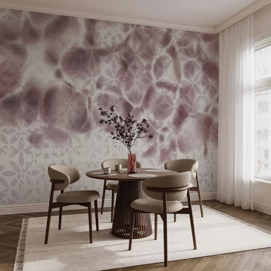 fototapeter Abstrakt teksturert kunst med blomstertrykk i bordo, falmet og uskarp effekt som skaper en myk og drømmende atmosfære w09322v1