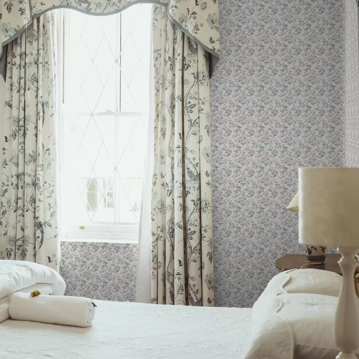 Bakgrunn Liten blomsterdekorasjon i blå og korallfargede toner a00347