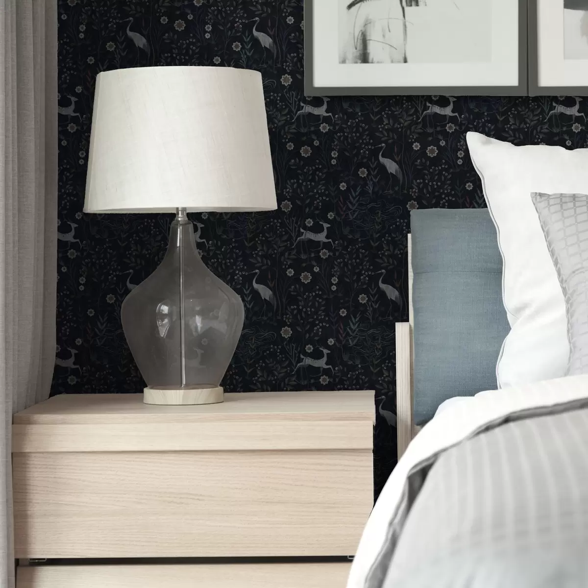 Bakgrunn Mørk bakgrunn med hvite fugler og hjort a00363