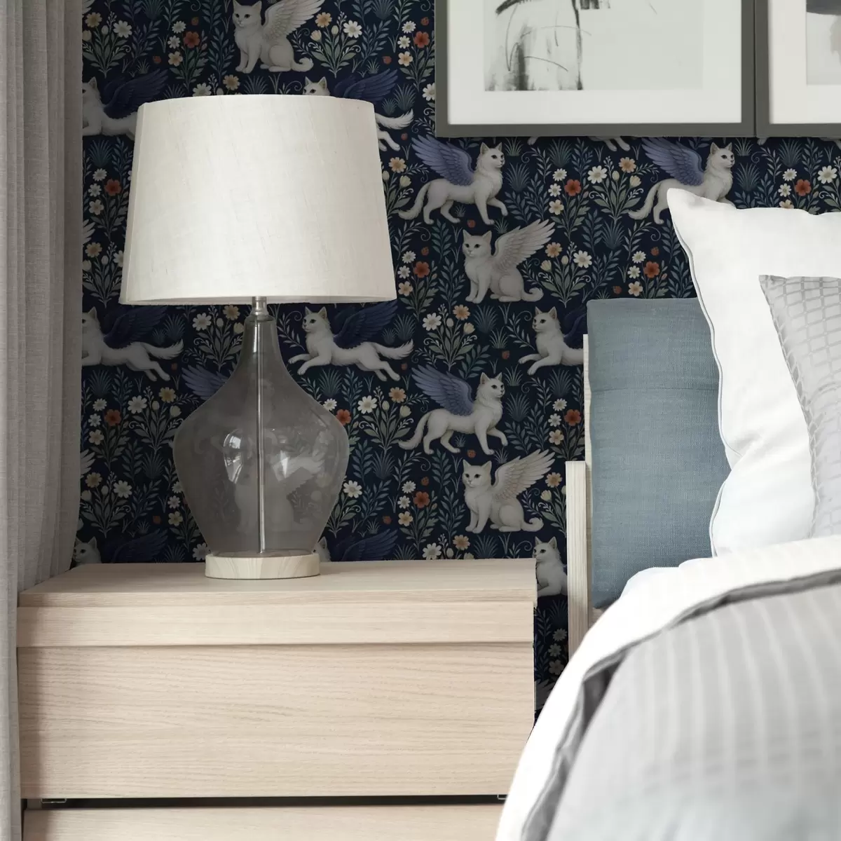 Bakgrunn Fantasikatter med vinger blant blomster a00408