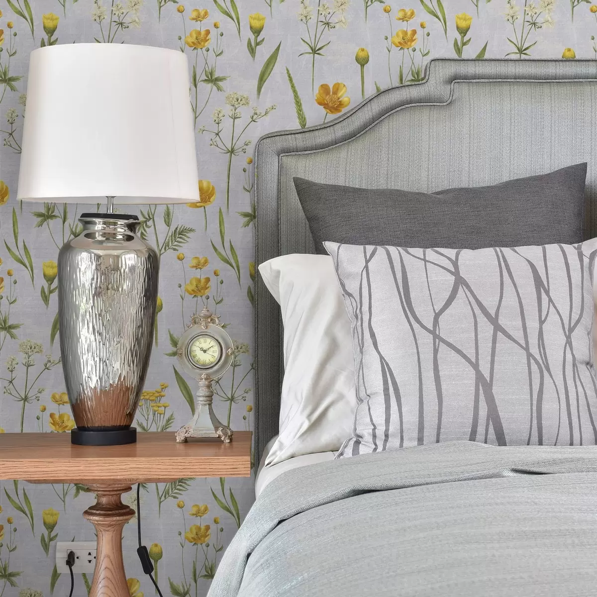 Bakgrunn Gule blomster og grønne planter på en lysegrå bakgrunn a00472