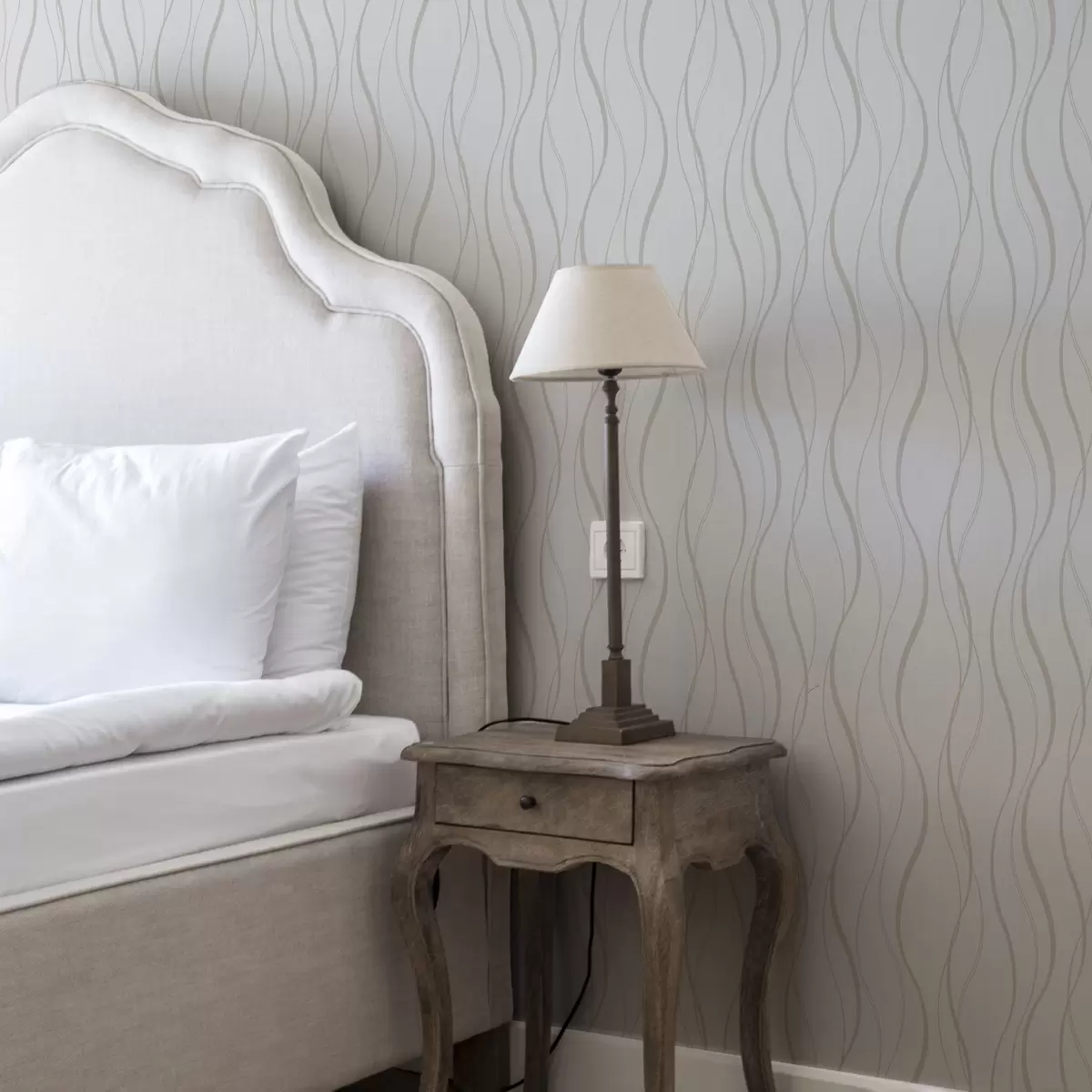 Bakgrunn Abstrakte bølgete beige linjer på hvit bakgrunn a00480