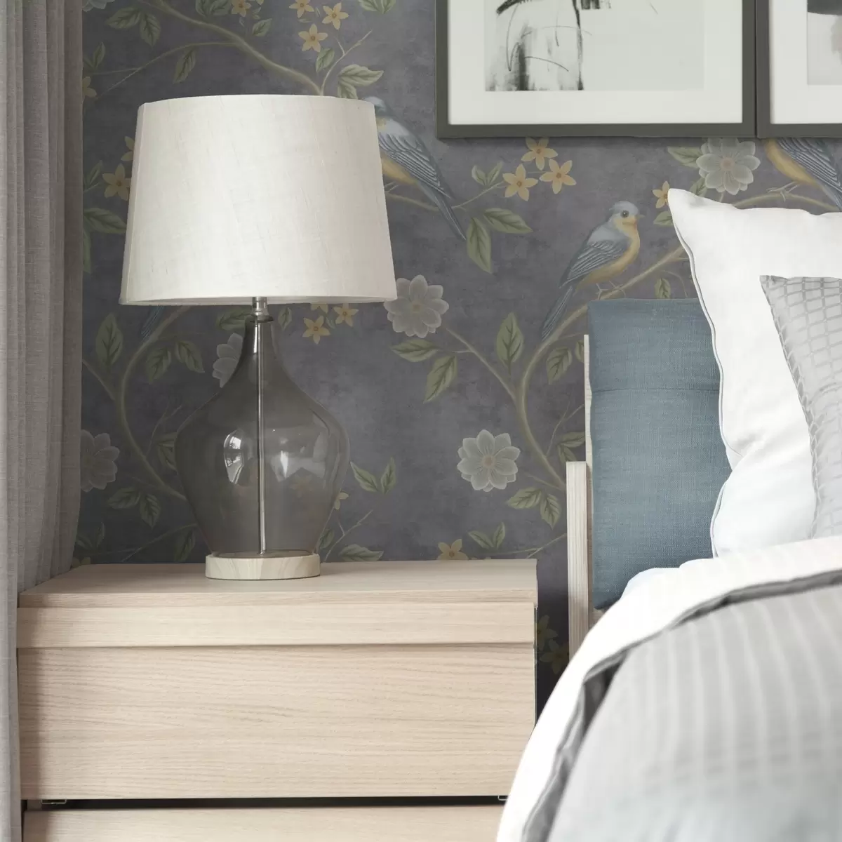 Bakgrunn Fugler på grener blant blomster på en grå bakgrunn a00483