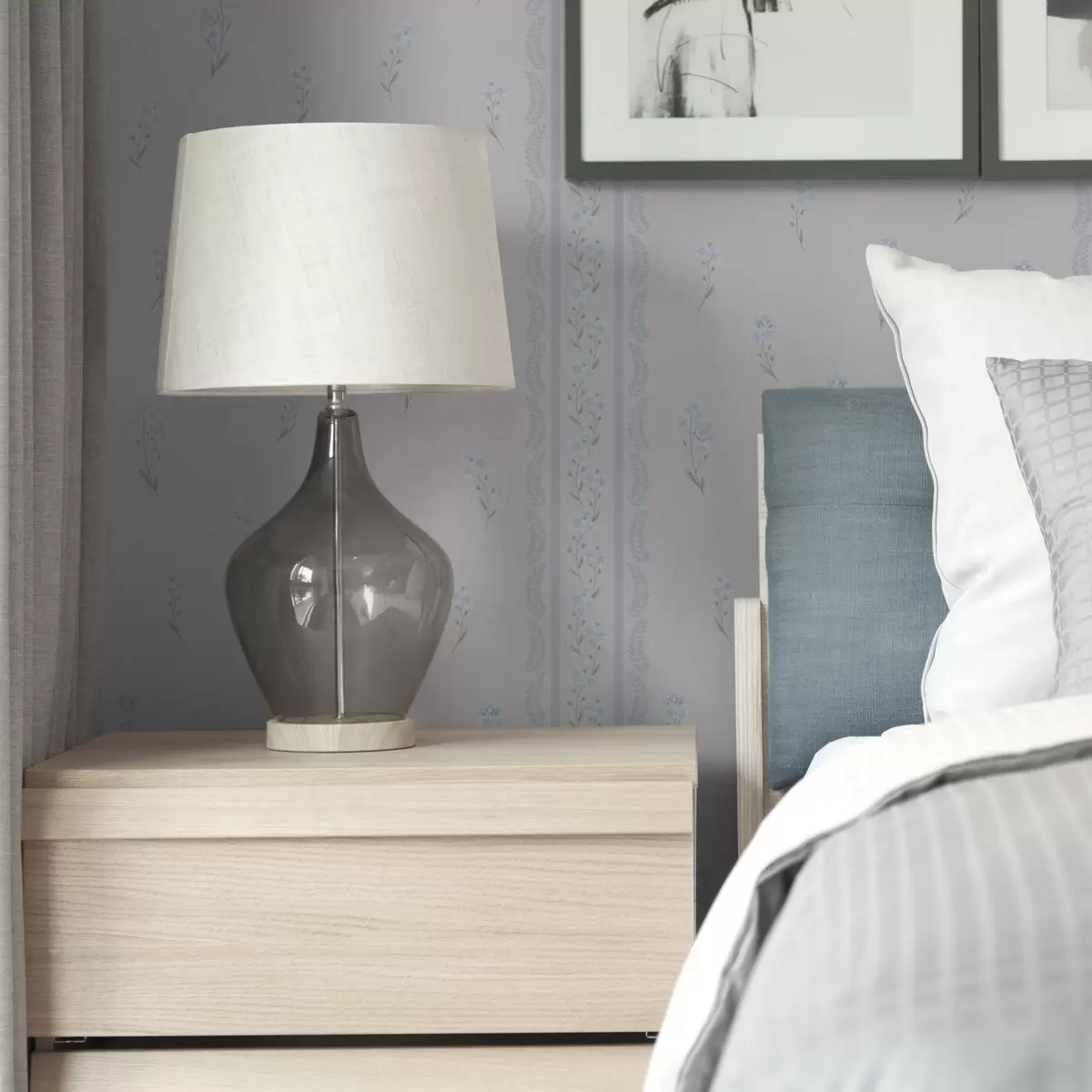 Bakgrunn Hvit bakgrunn med blå blomster og dekorative striper a00484v1