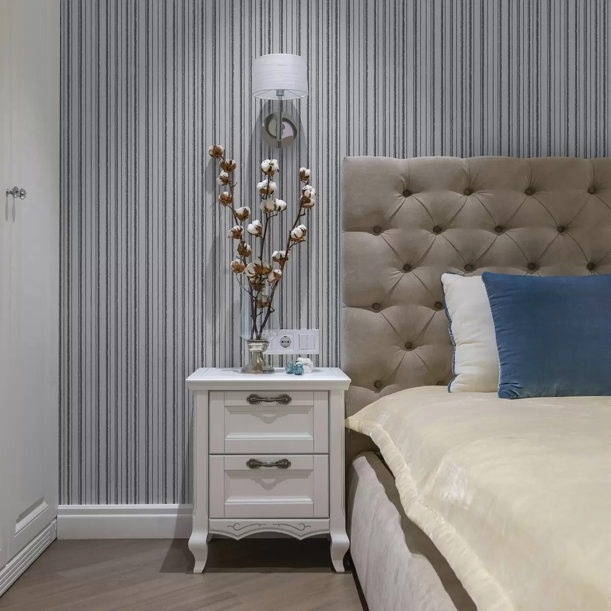 Bakgrunn Grå vertikale striper på hvit bakgrunn a00507