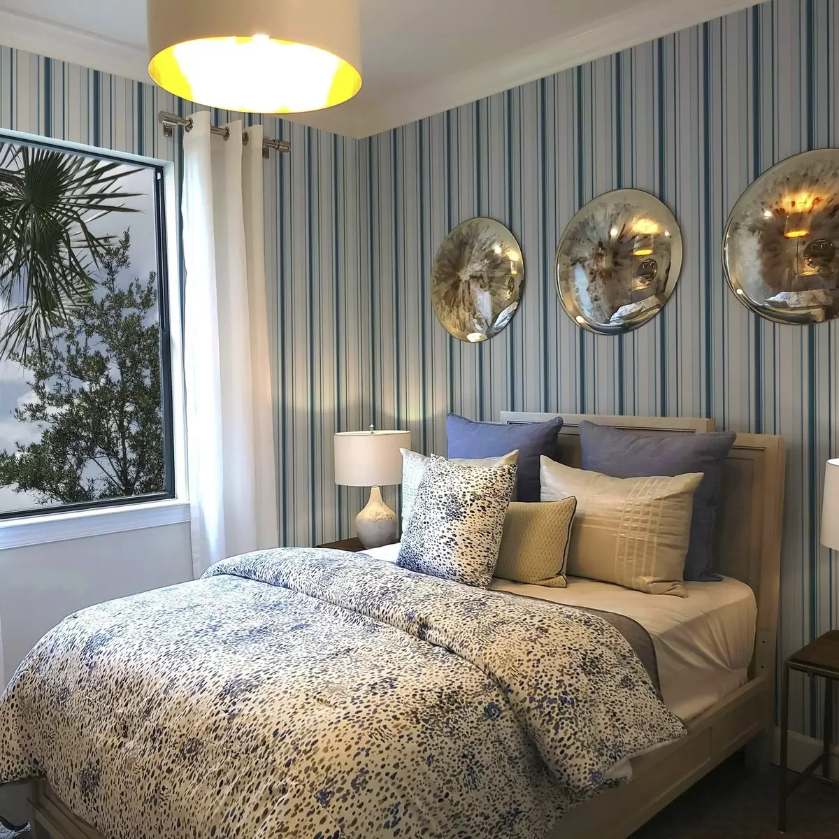 Bakgrunn Turkise og blå striper i varierende bredde på lys bakgrunn a00530