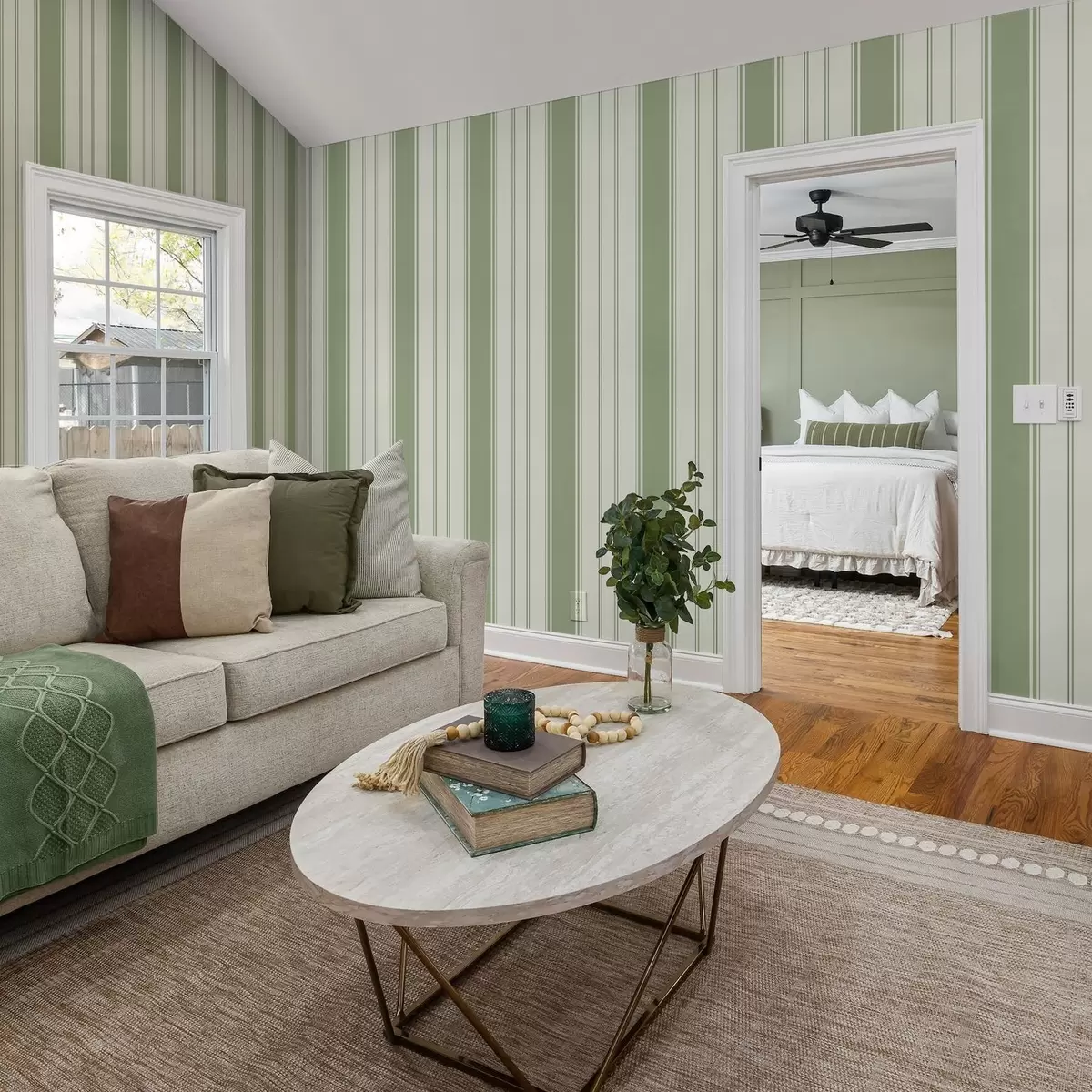 Bakgrunn Kremfarget bakgrunn med brede lysegrønne striper a00561