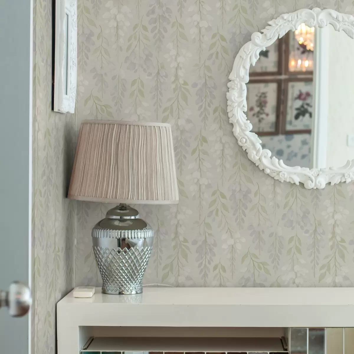 Bakgrunn Hengende lavendelblå blåregn på mintgrønn bakgrunn a00593