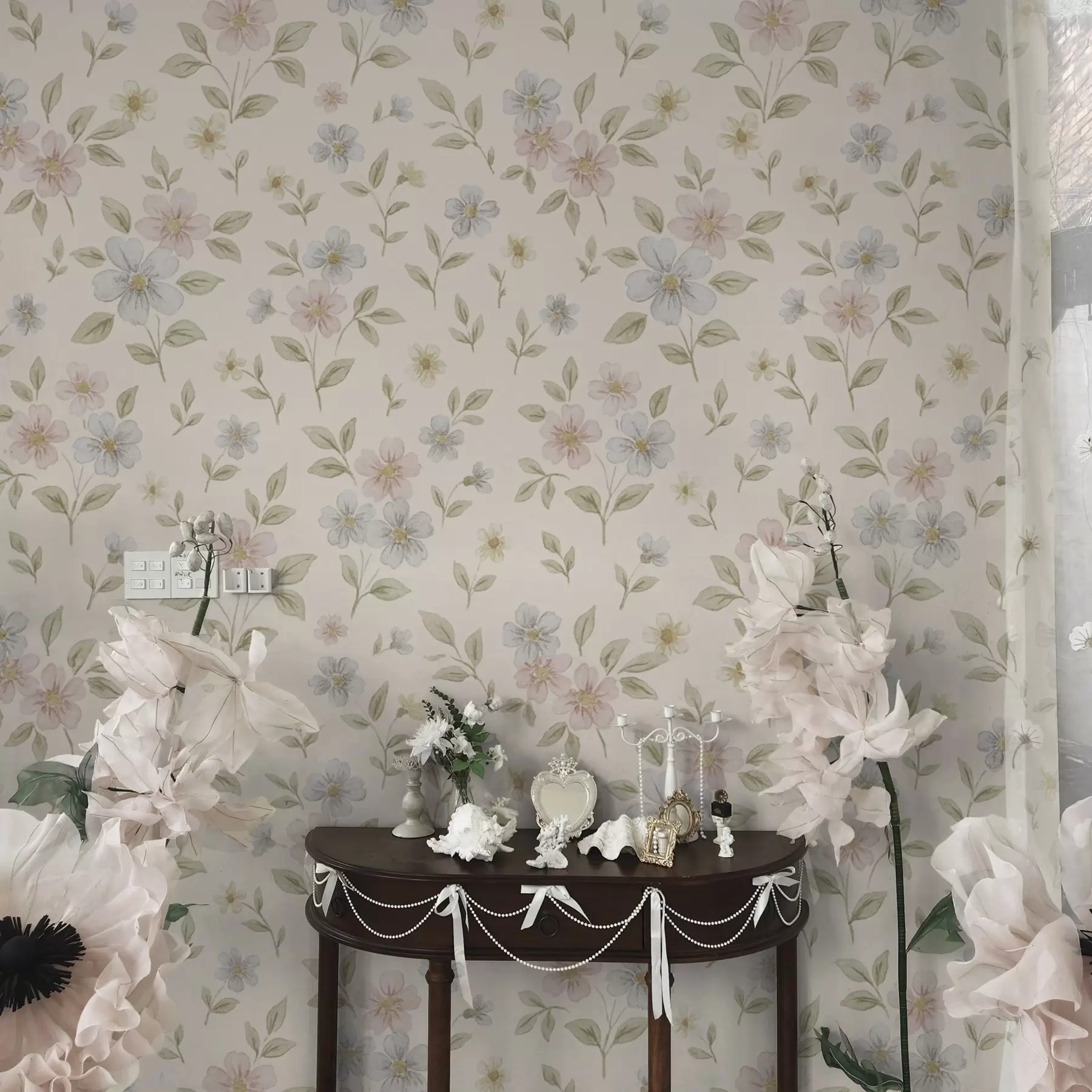 fototapeter Pastellfargede engblomster på kremfarget bakgrunn a00596