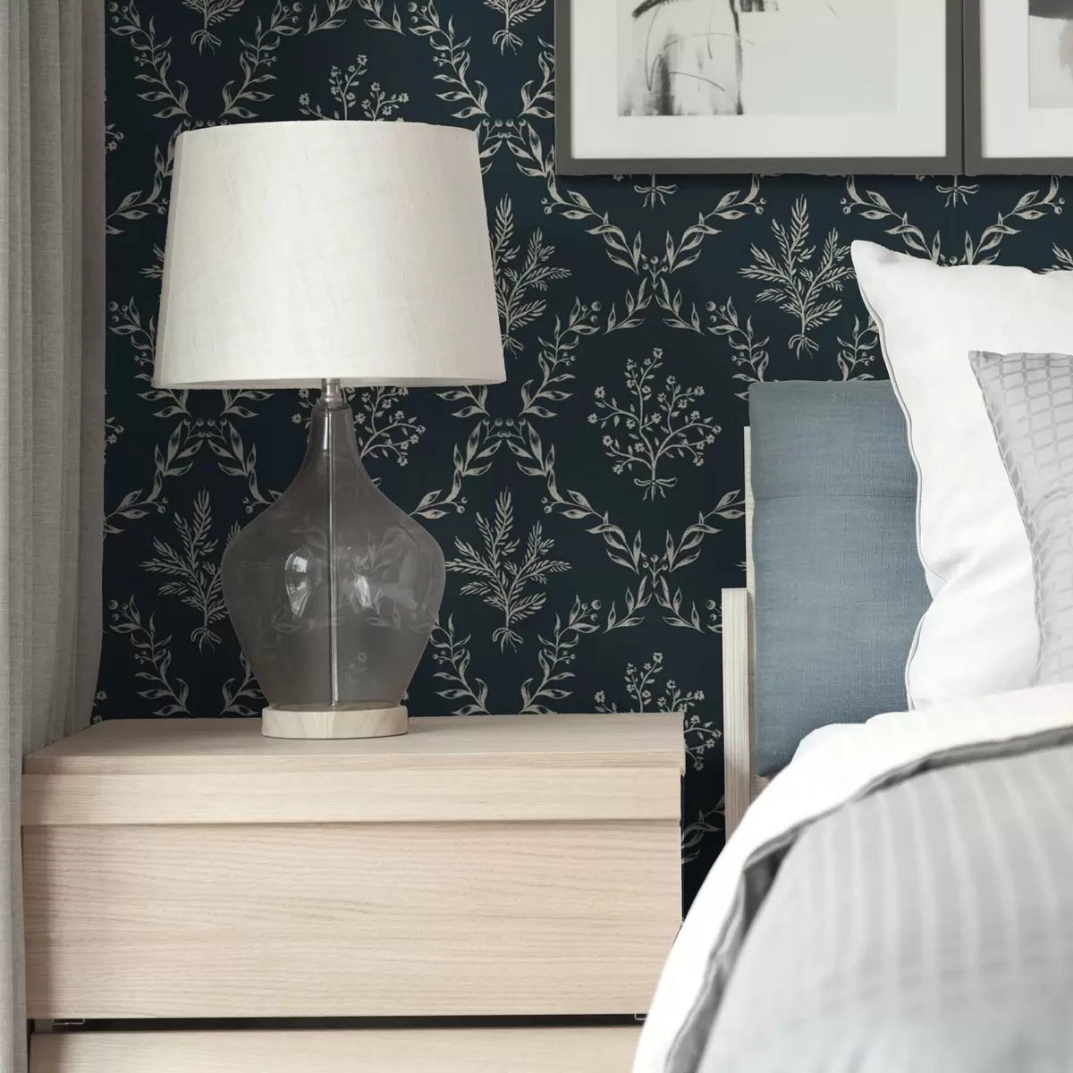 Bakgrunn Hvite urte- og blomsterkranser på mørk blågrønn bakgrunn a00599v2