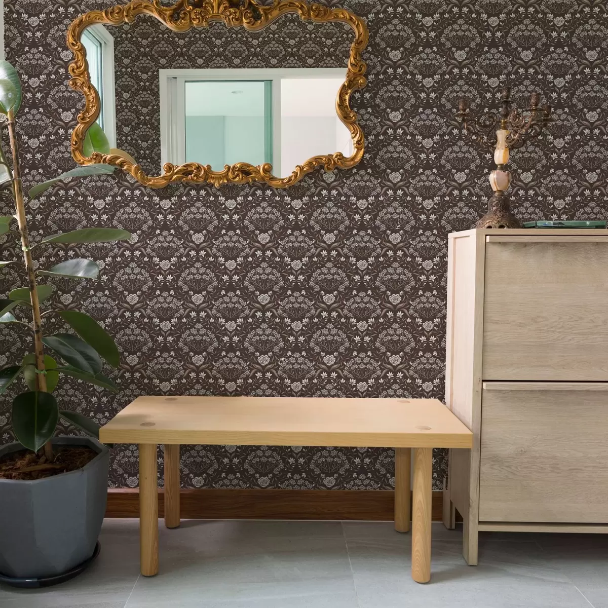 Bakgrunn Mørk sjokolade-damask med pioner og snøklokker a00603v2