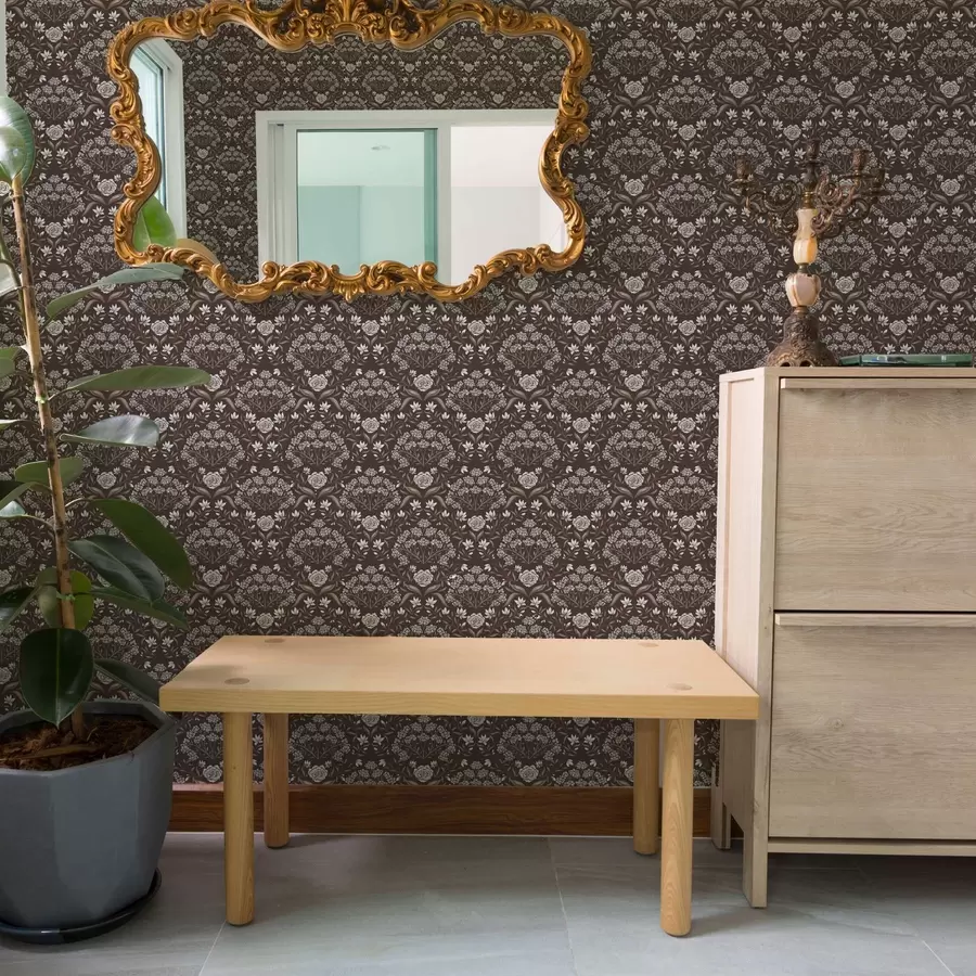 fototapeter Mørk sjokolade-damask med pioner og snøklokker a00603v2