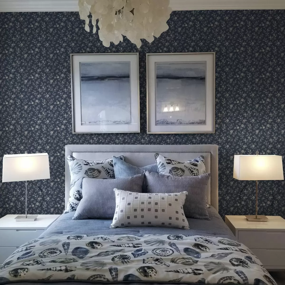 Bakgrunn Mørk marineblå bakgrunn med tynne beige grener og blomster a00612