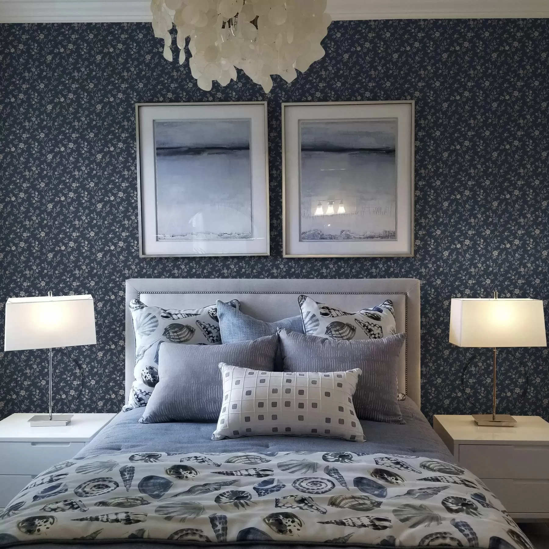 fototapeter Mørk marineblå bakgrunn med tynne beige grener og blomster a00612