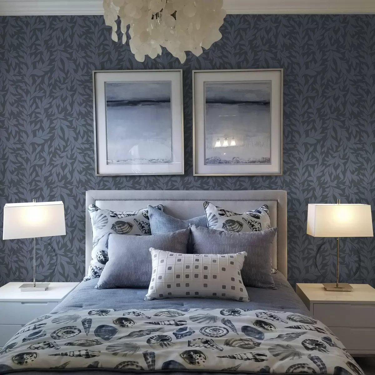 Bakgrunn Grafitblå bakgrunn og blå blader, strukturert strek a00616v2