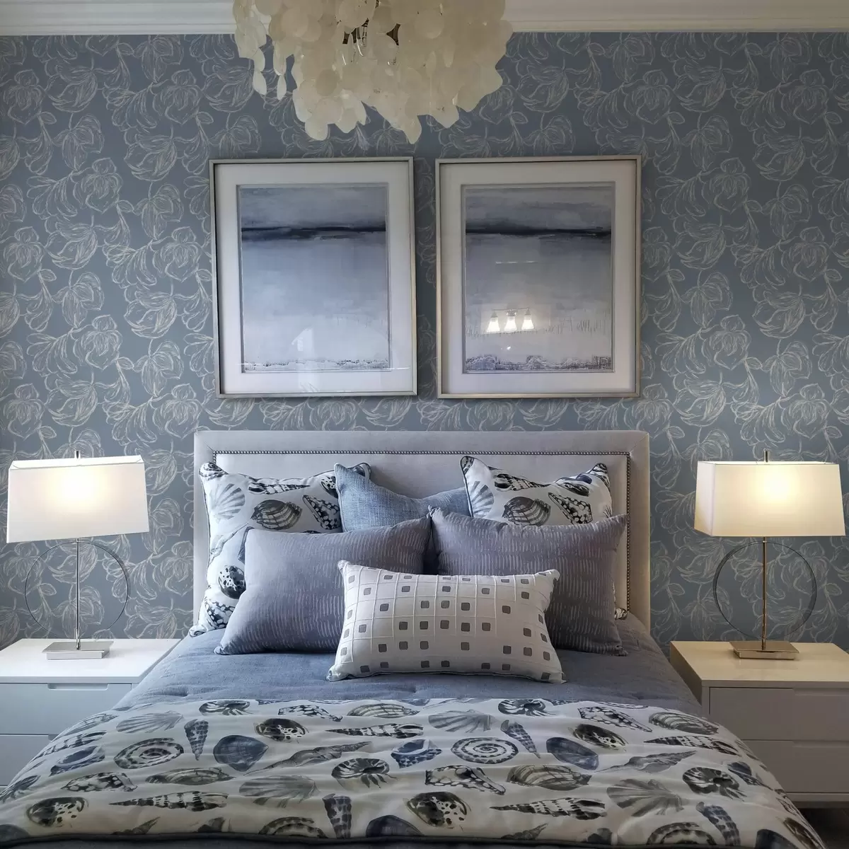 Bakgrunn Lyseblå bakgrunn med blomster i krittaktig kontur a00625v3