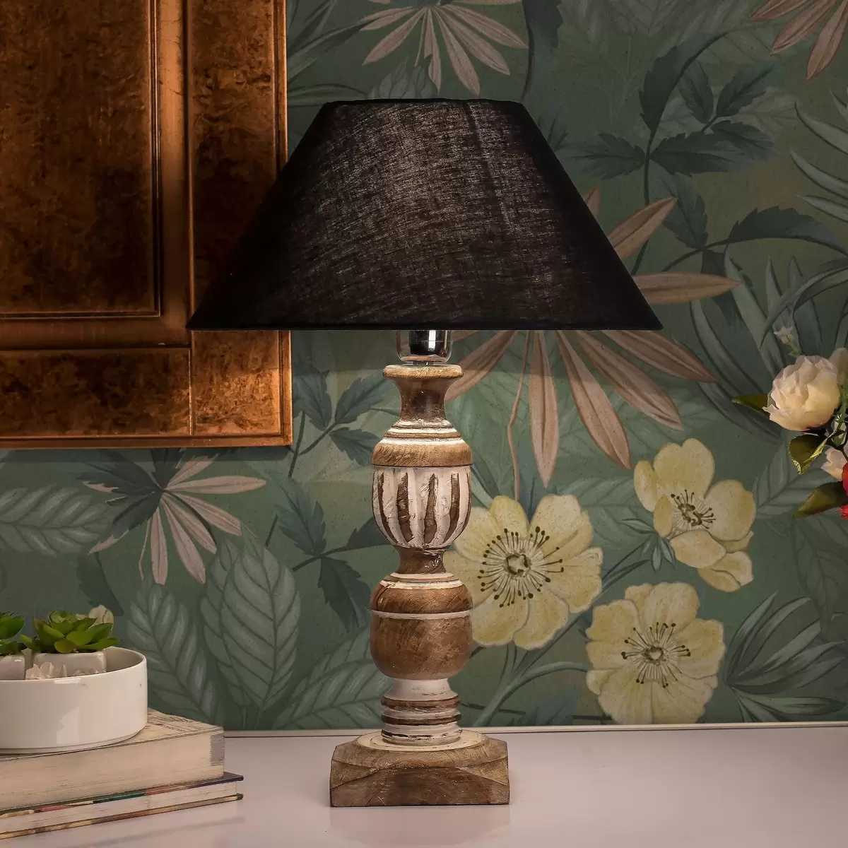 Bakgrunn Gule blomster blant grønne, bladrike teksturer a00718