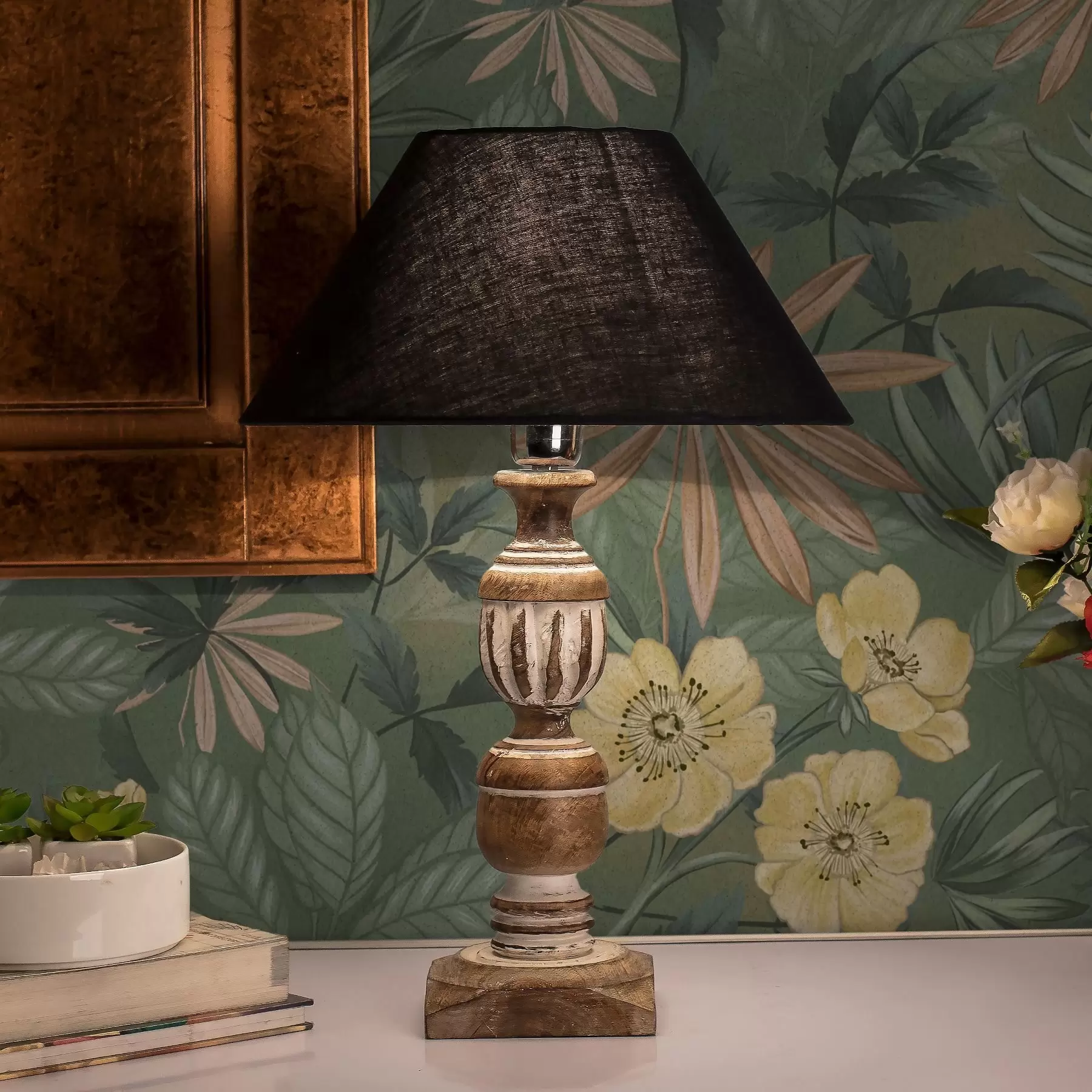 fototapeter Gule blomster blant grønne, bladrike teksturer a00718