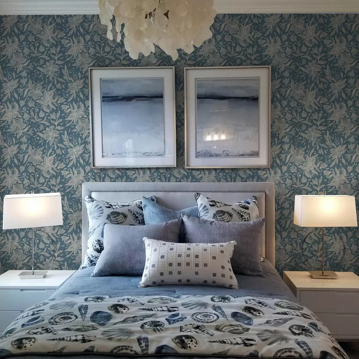 Bakgrunn Kremfargede lineære blomster på blå bakgrunn, delikate krøller a00630