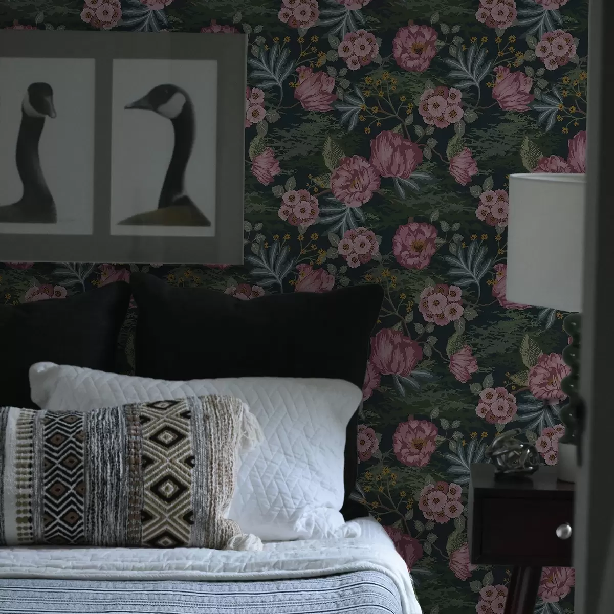 Bakgrunn Mørk flora med rosa blomster og blader, mørk bakgrunn a00724