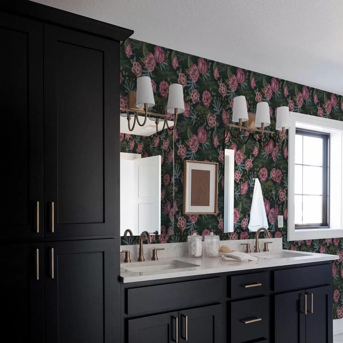 Bakgrunn Mørk flora med rosa blomster og blader, mørk bakgrunn a00724