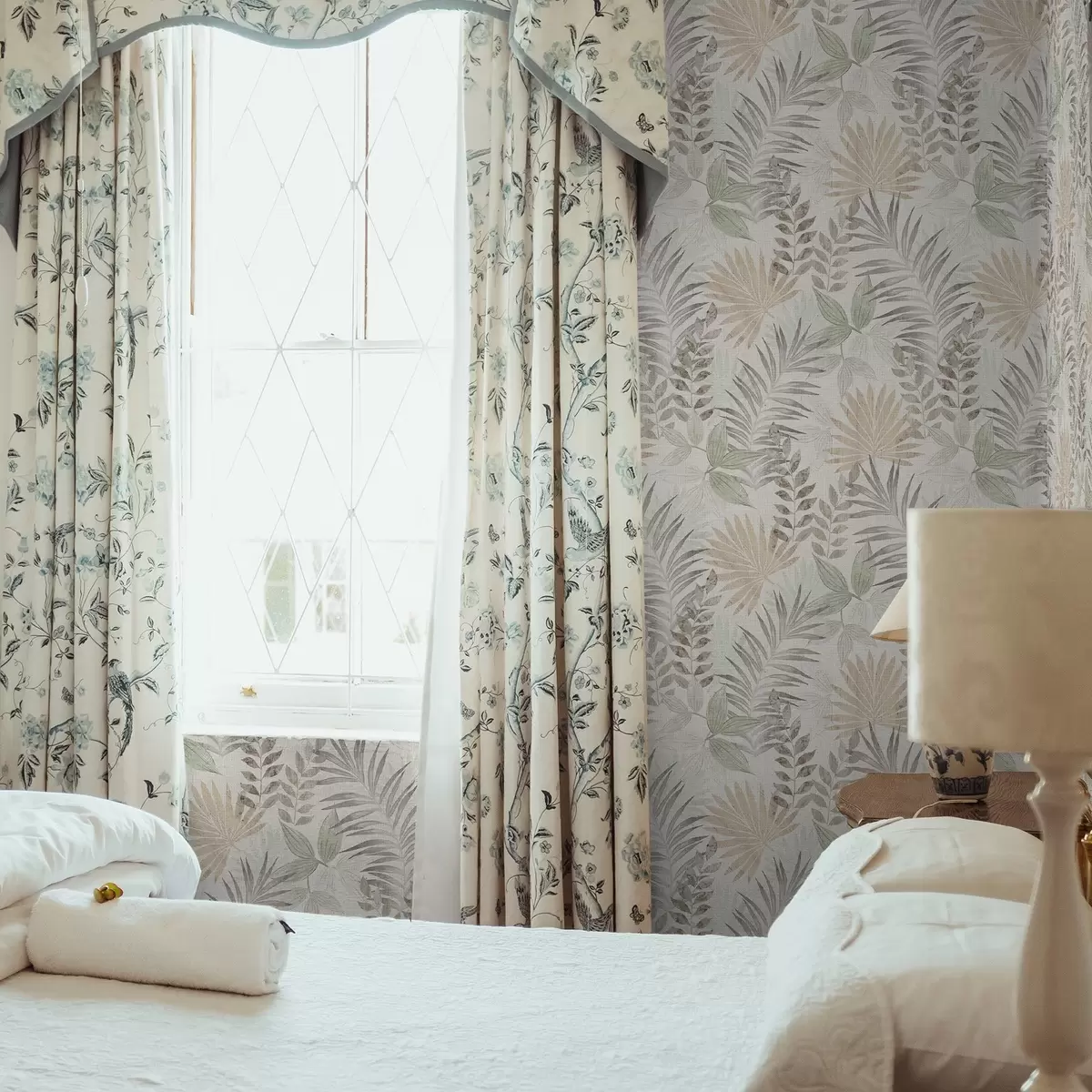 Bakgrunn Pastellfargede tropiske blader på lys bakgrunn, subtil tekstur a00725