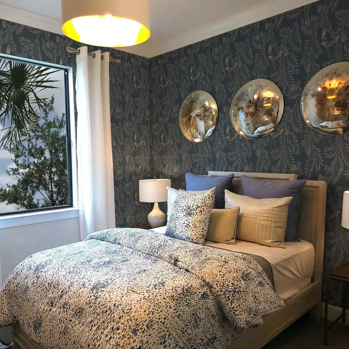 Bakgrunn Fugl blant blå frukter og palmeblader, indigo a00726