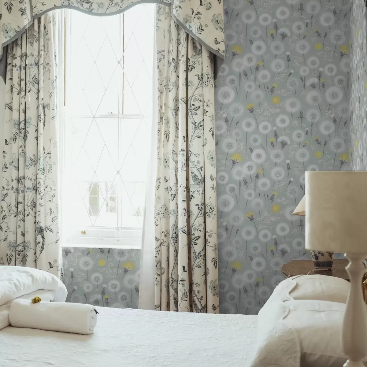 Bakgrunn Fluffy løvetann og frø på en myntebakgrunn a00790