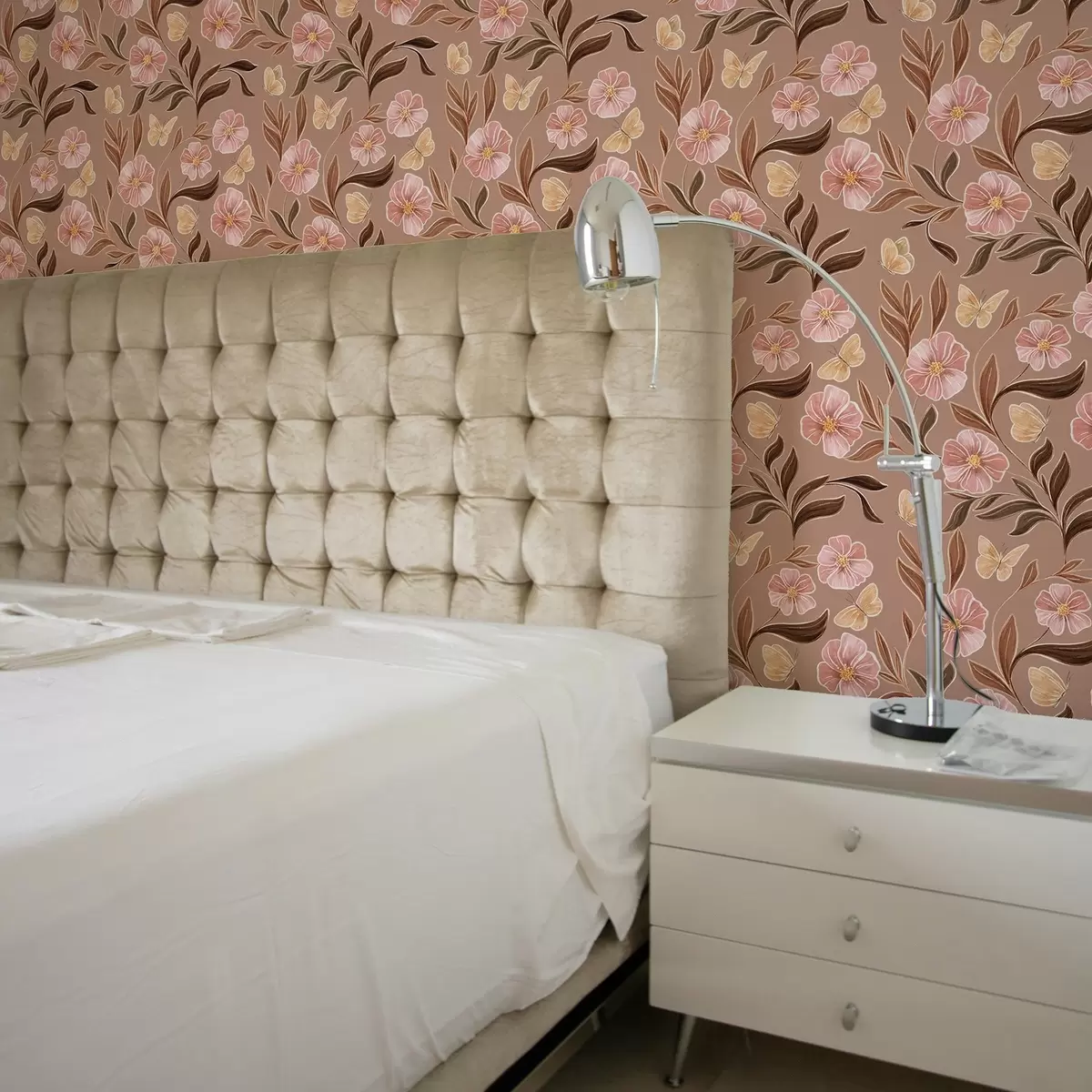 Bakgrunn Rosa blomster og sommerfugler på en varm brun bakgrunn a00633v1