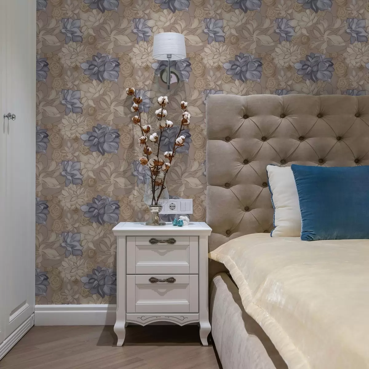 Bakgrunn Kremfargede og blå blomster på en varm beige bakgrunn a00634v1