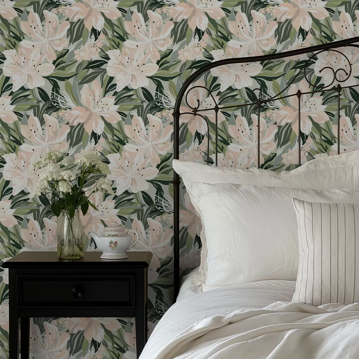 Bakgrunn Store kremfargede blomster på lysegrønn bakgrunn a00646